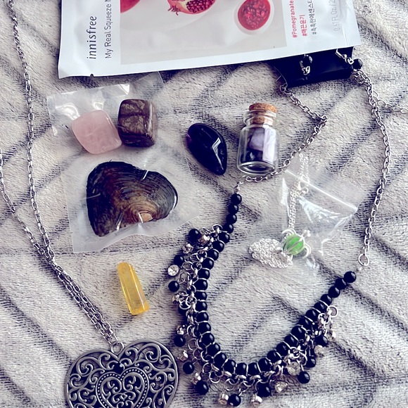 Random bundles with oyster,bling,cage and healing stones - Picture 1 of 1